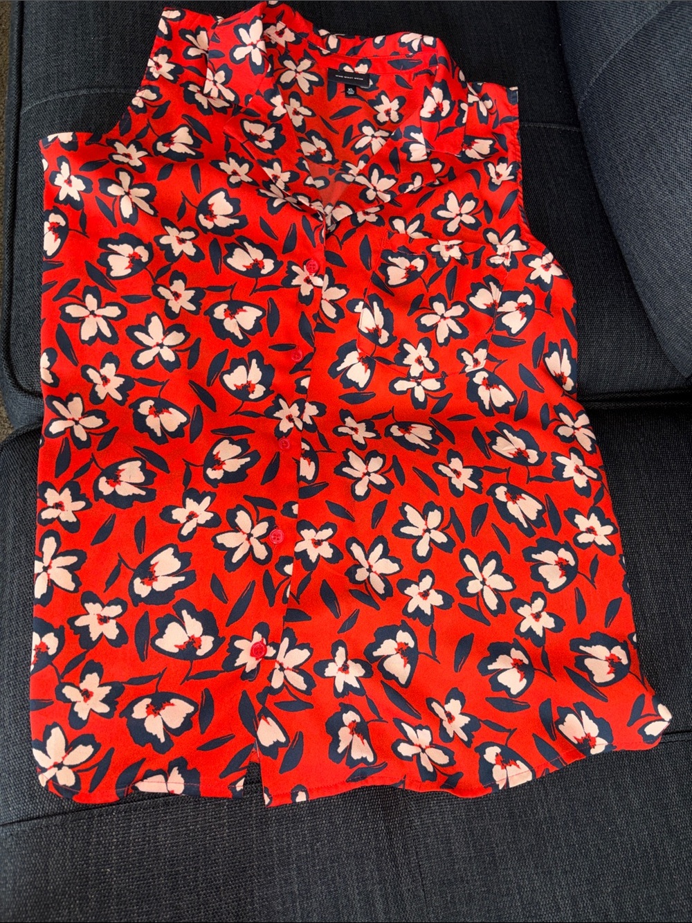 Sleeveless Red Floral V-Neck Women's Top, size XL, Button up